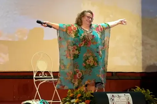 Fina Sciuto abbraccia il suo pubblico